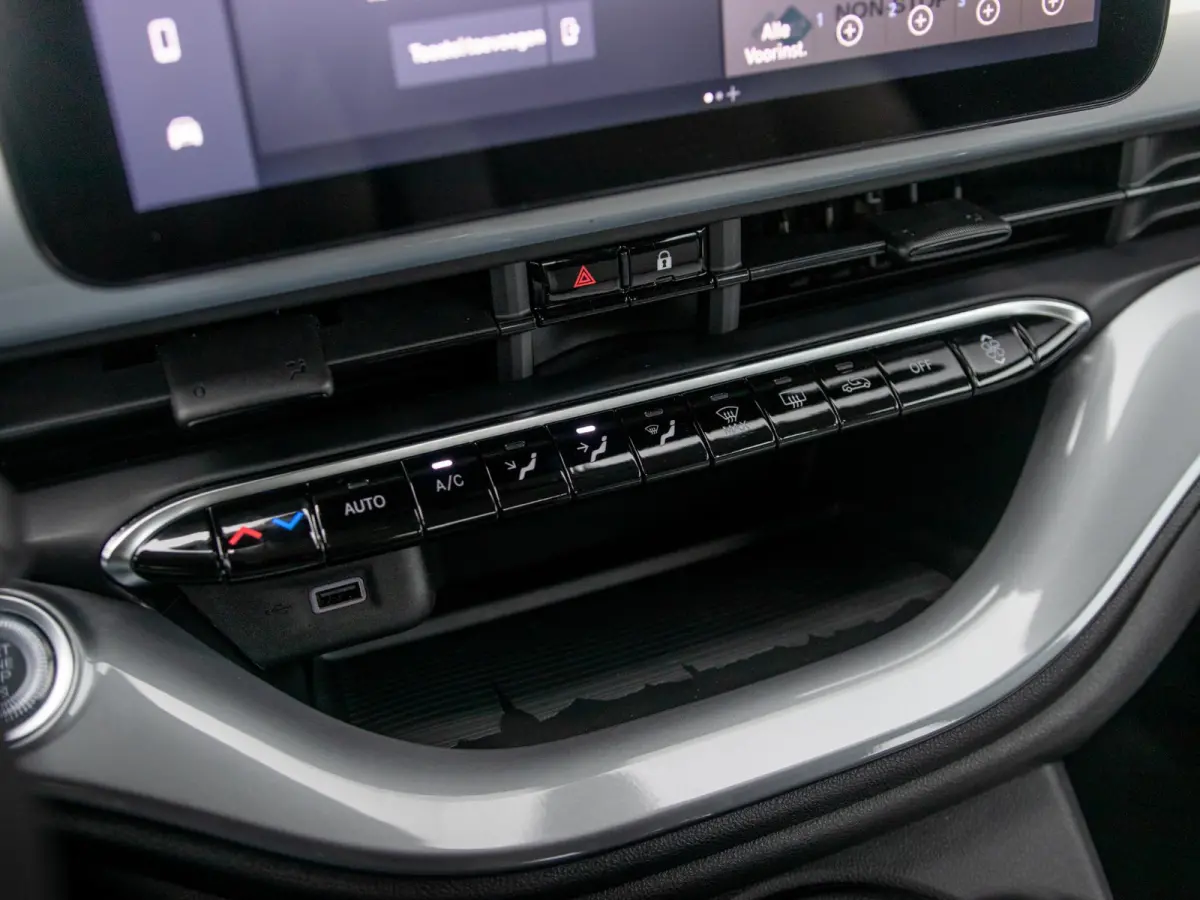 Hybrid Torino Launch Edition | Clima | Carplay | PDC | Priv Glass | Celestial Blue