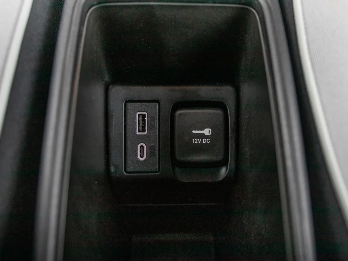 Hybrid Torino Launch Edition | Clima | Carplay | PDC | Priv Glass | Celestial Blue