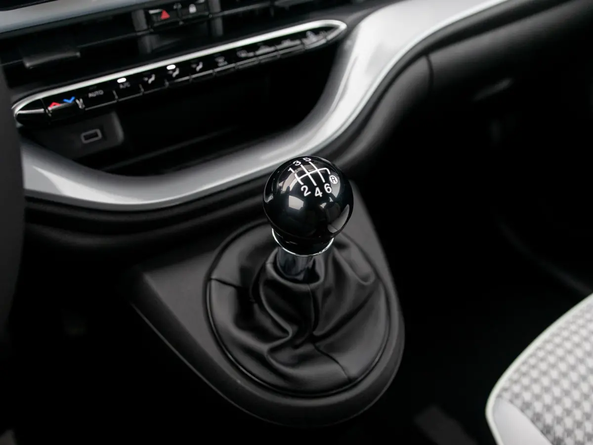 Hybrid Torino Launch Edition | Clima | Carplay | PDC | Priv Glass | Celestial Blue