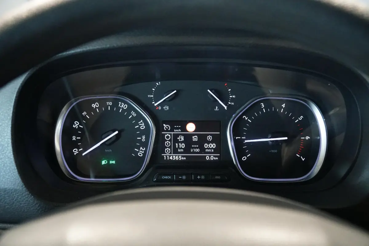 231S 2.0 BlueHDI 120 Premium Pack + TREKHAAK / APPLE CARPLAY / CLIMATE /
