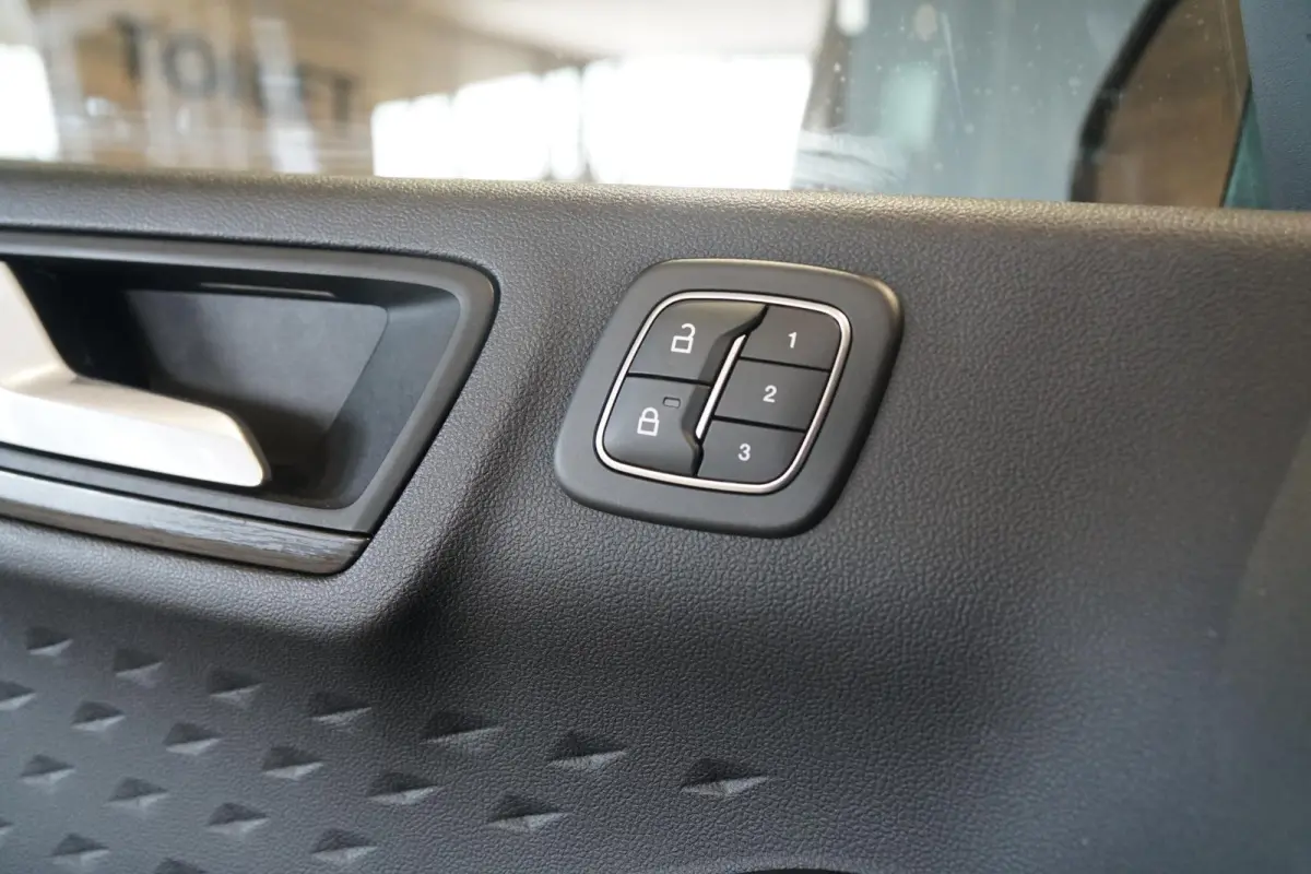 2.5 PHEV Vignale + PANORAMA / HEAD-UP / B&O / LEDER / APPLE CARPLAY