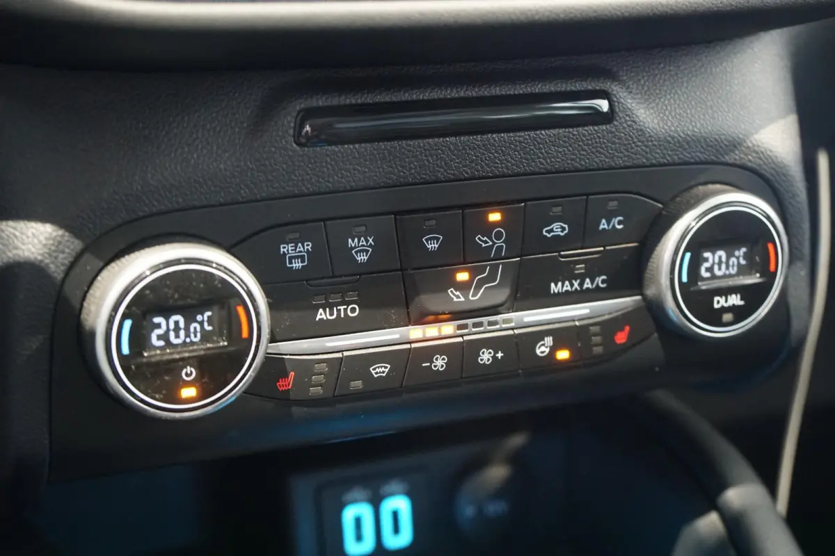 2.5 PHEV Vignale + PANORAMA / HEAD-UP / B&O / LEDER / APPLE CARPLAY
