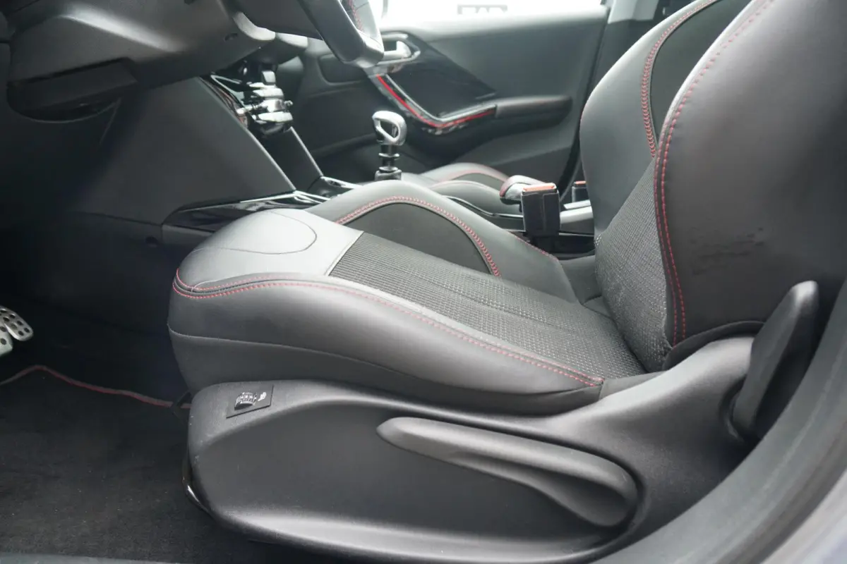 1.2 PureTech GT-Line + TREKHAAK / PANORAMA / STOELVERWARMING / SENSOREN