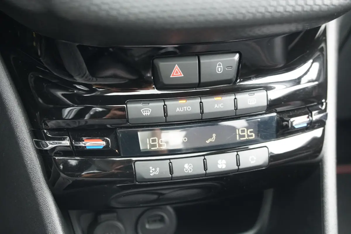 1.2 PureTech GT-Line + TREKHAAK / PANORAMA / STOELVERWARMING / SENSOREN