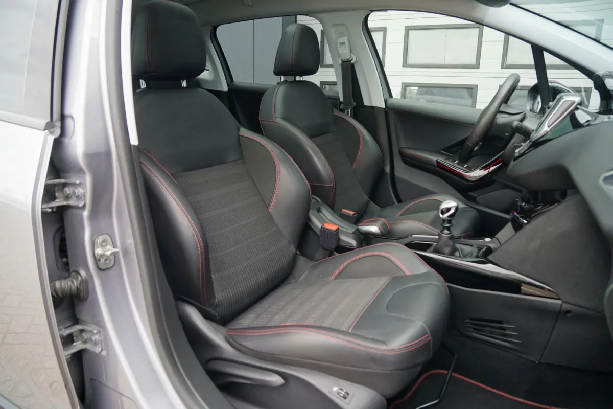 1.2 PureTech GT-Line + TREKHAAK / PANORAMA / STOELVERWARMING / SENSOREN