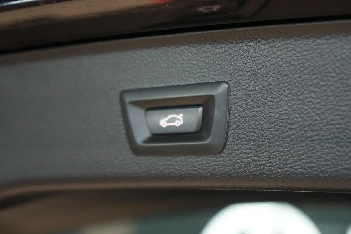 sDrive20i Centennial High Executive M SPORT * facelift* + 2400KG TREKGEWICHT / CAMERA