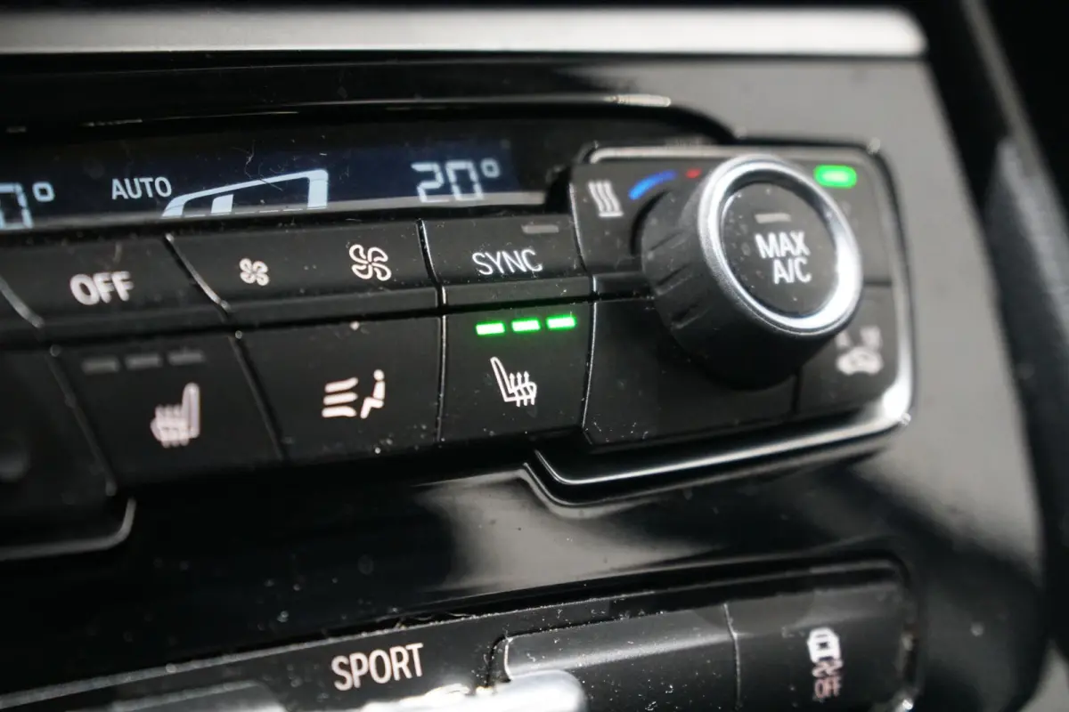 216i + STOELVERWARMING / NAVIGATIE