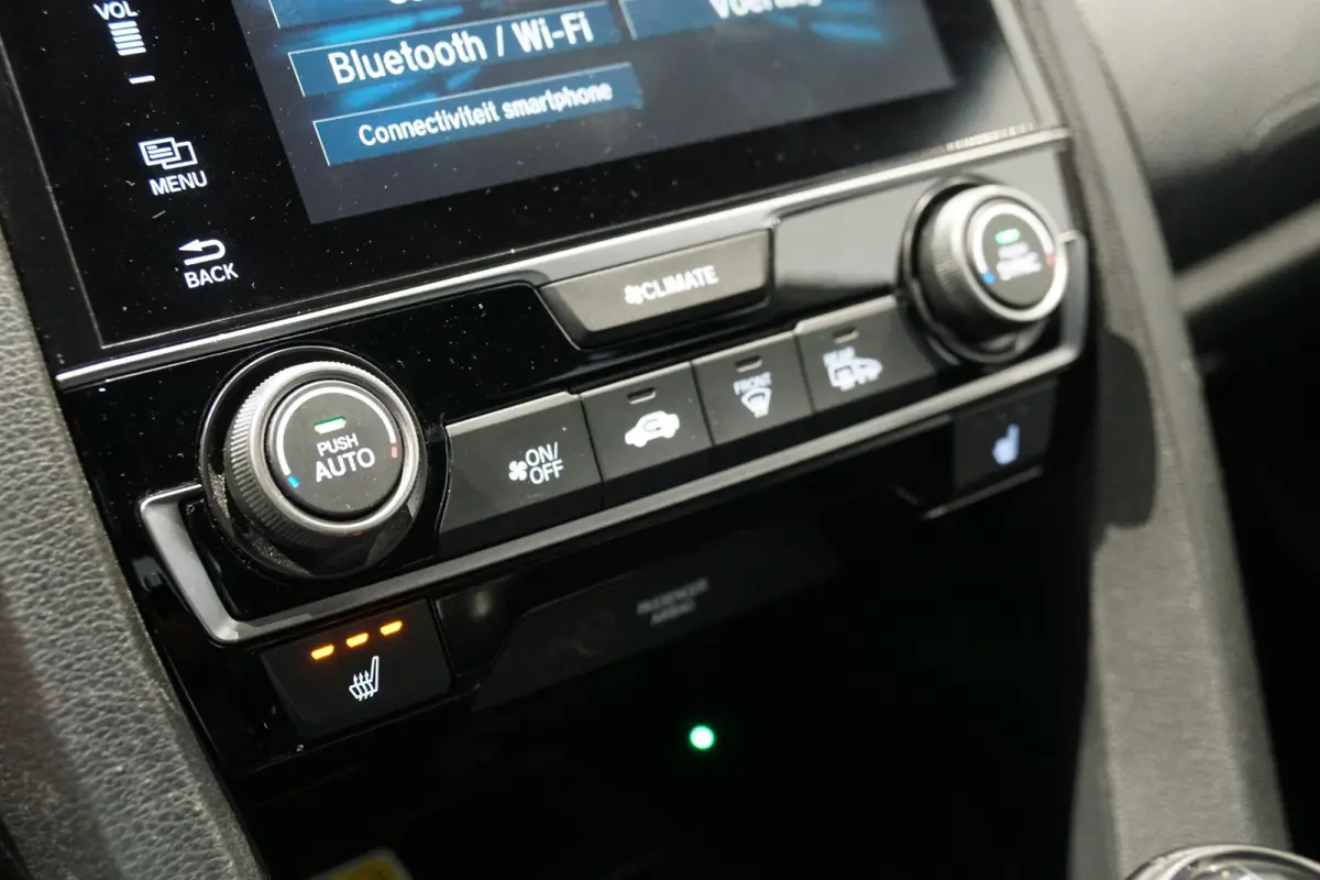 1.0 i-VTEC Elegance + APPLE CARPLAY / TREKHAAK