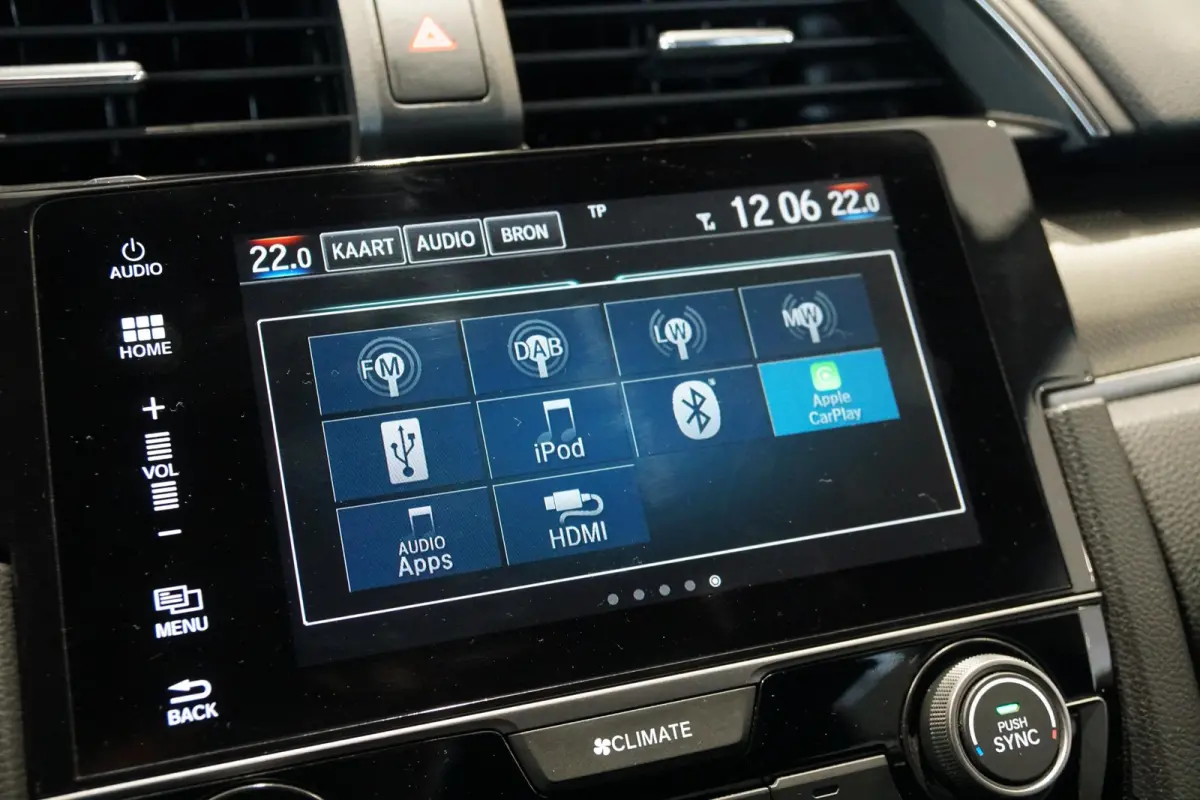 1.0 i-VTEC Elegance + APPLE CARPLAY / TREKHAAK