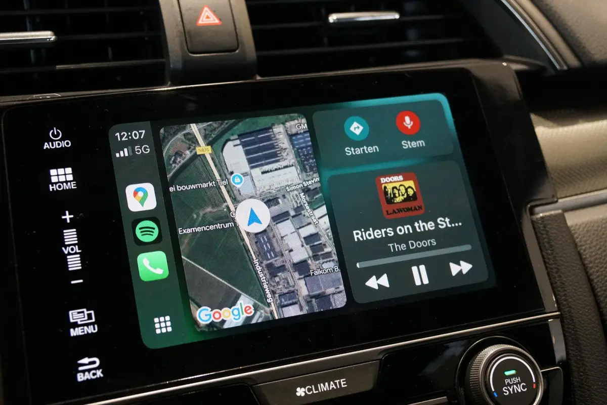 1.0 i-VTEC Elegance + APPLE CARPLAY / TREKHAAK