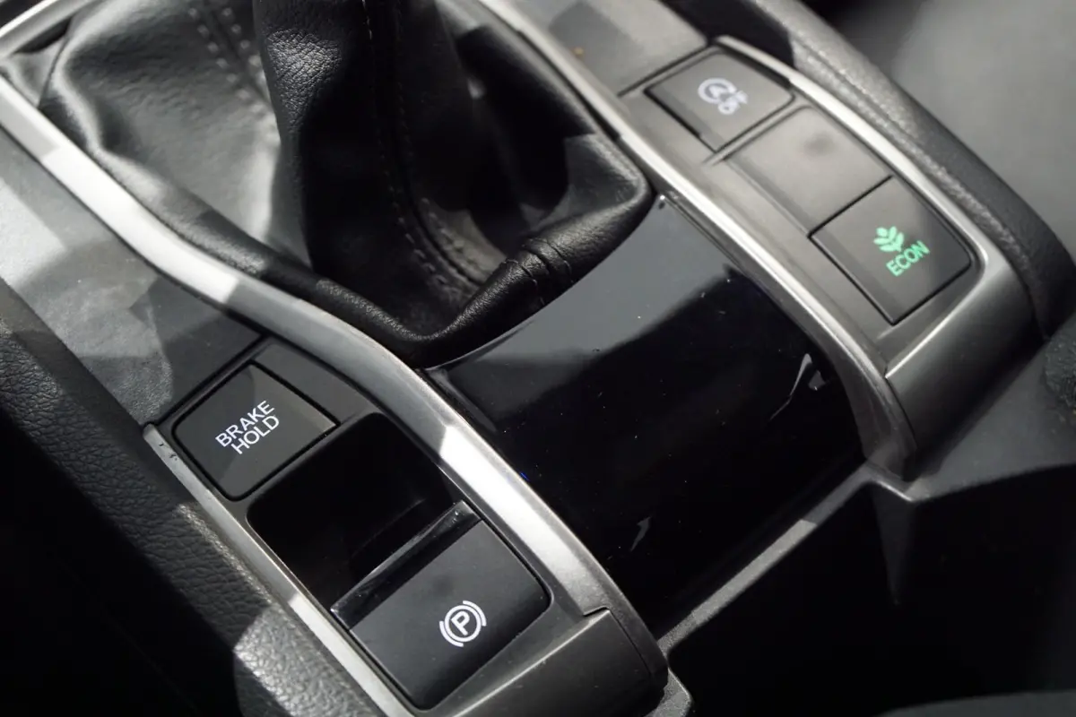 1.0 i-VTEC Elegance + APPLE CARPLAY / TREKHAAK