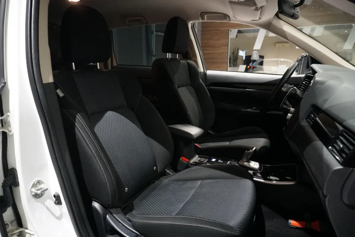 2.4 PHEV Pure + TREKHAAK / CARPLAY / CAMERA / STOELVERWARMING /