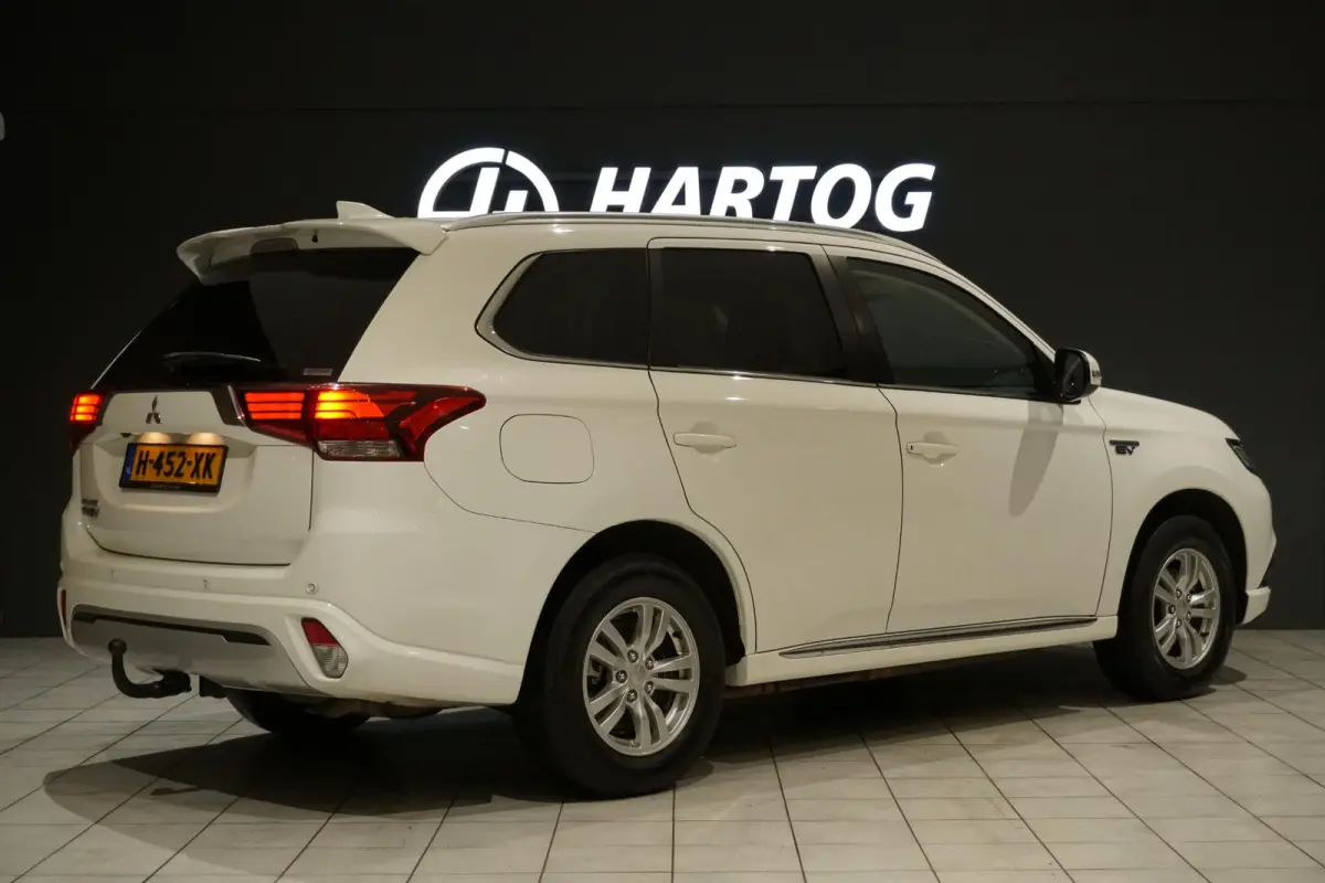 2.4 PHEV Pure + TREKHAAK / CARPLAY / CAMERA / STOELVERWARMING /