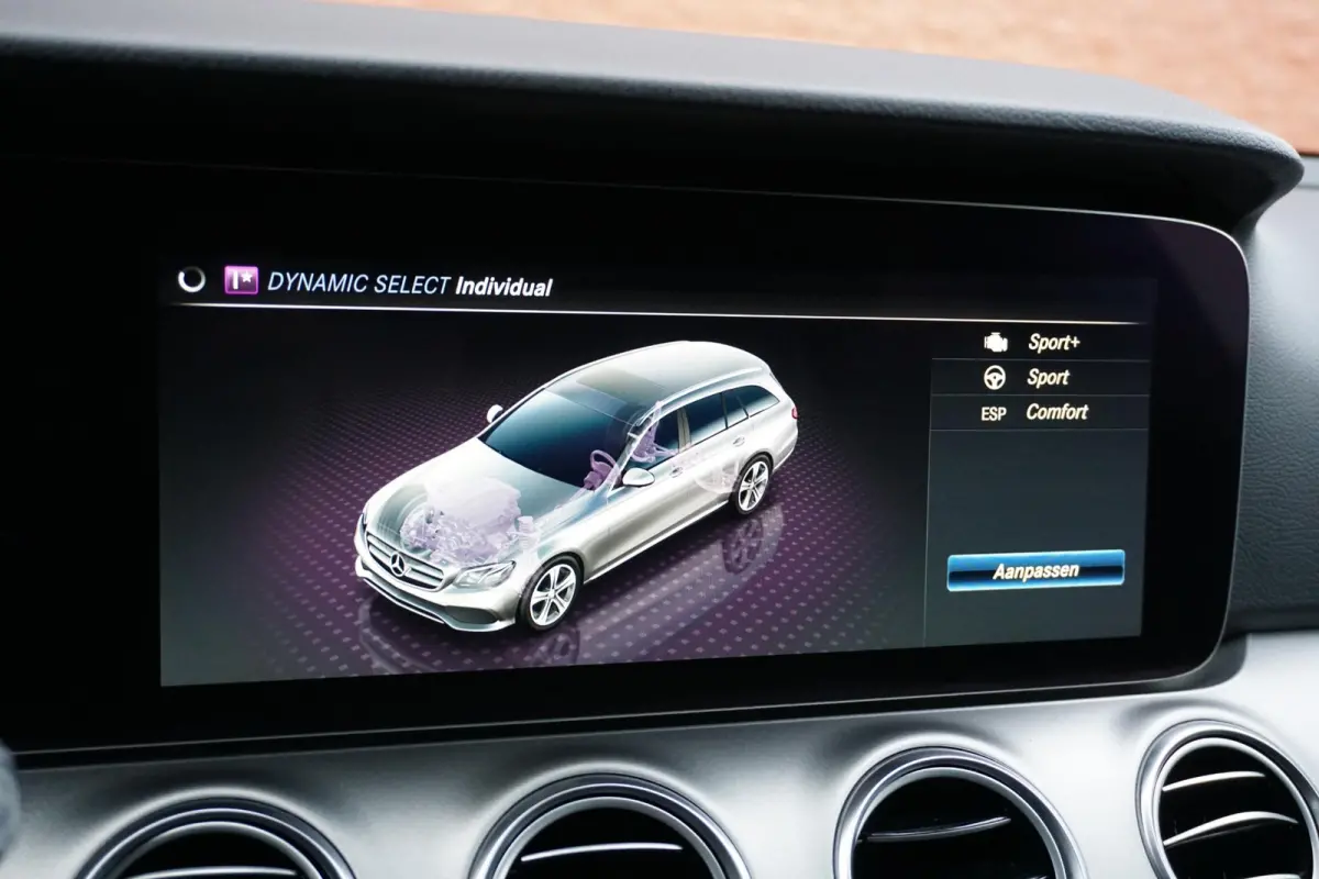 200 Premium *INCL. BTW* + CARPLAY / CAMERA / STOELVERWARMING
