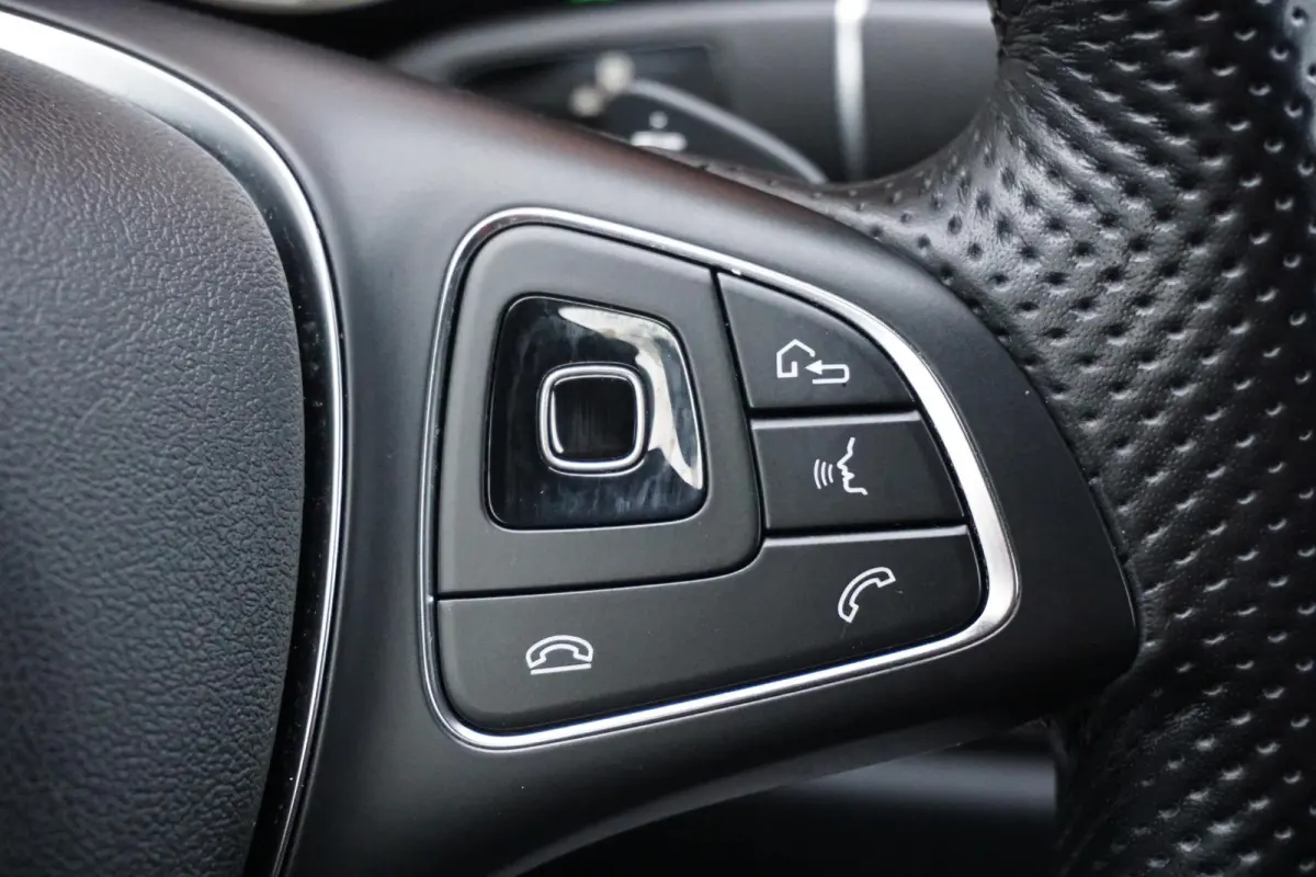 200 Premium *INCL. BTW* + CARPLAY / CAMERA / STOELVERWARMING