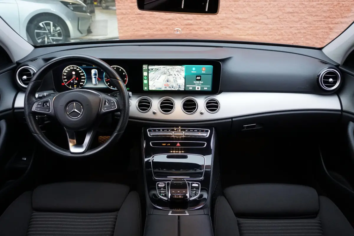 200 Premium *INCL. BTW* + CARPLAY / CAMERA / STOELVERWARMING