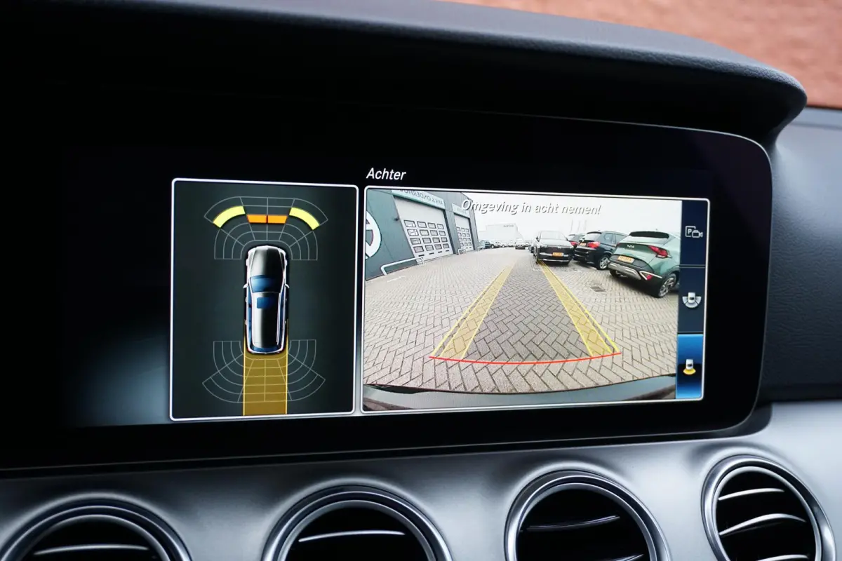 200 Premium *INCL. BTW* + CARPLAY / CAMERA / STOELVERWARMING