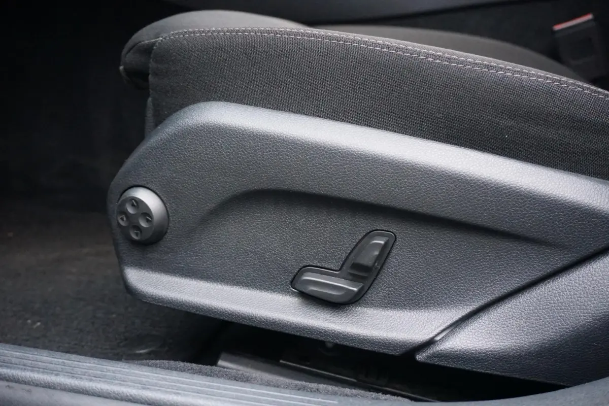 200 Premium *INCL. BTW* + CARPLAY / CAMERA / STOELVERWARMING