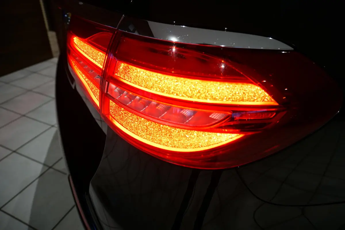 200 Premium *INCL. BTW* + CARPLAY / CAMERA / STOELVERWARMING