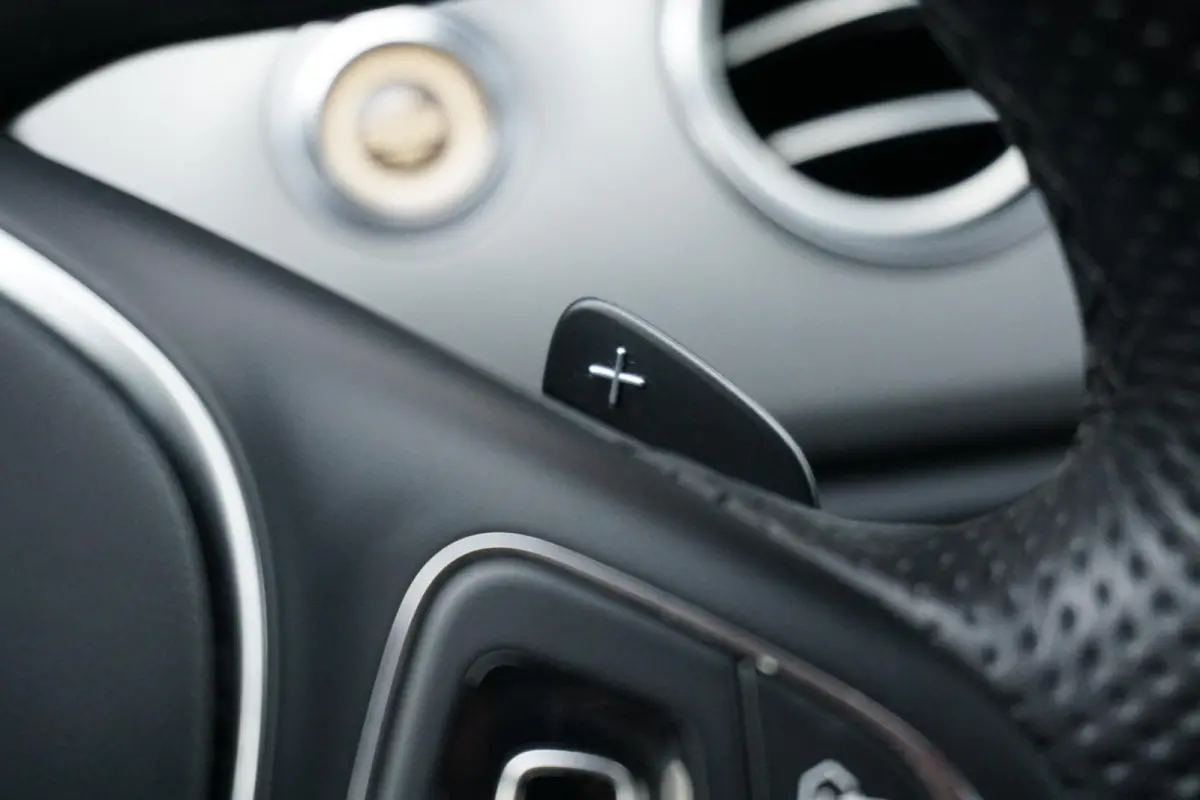 200 Premium *INCL. BTW* + CARPLAY / CAMERA / STOELVERWARMING