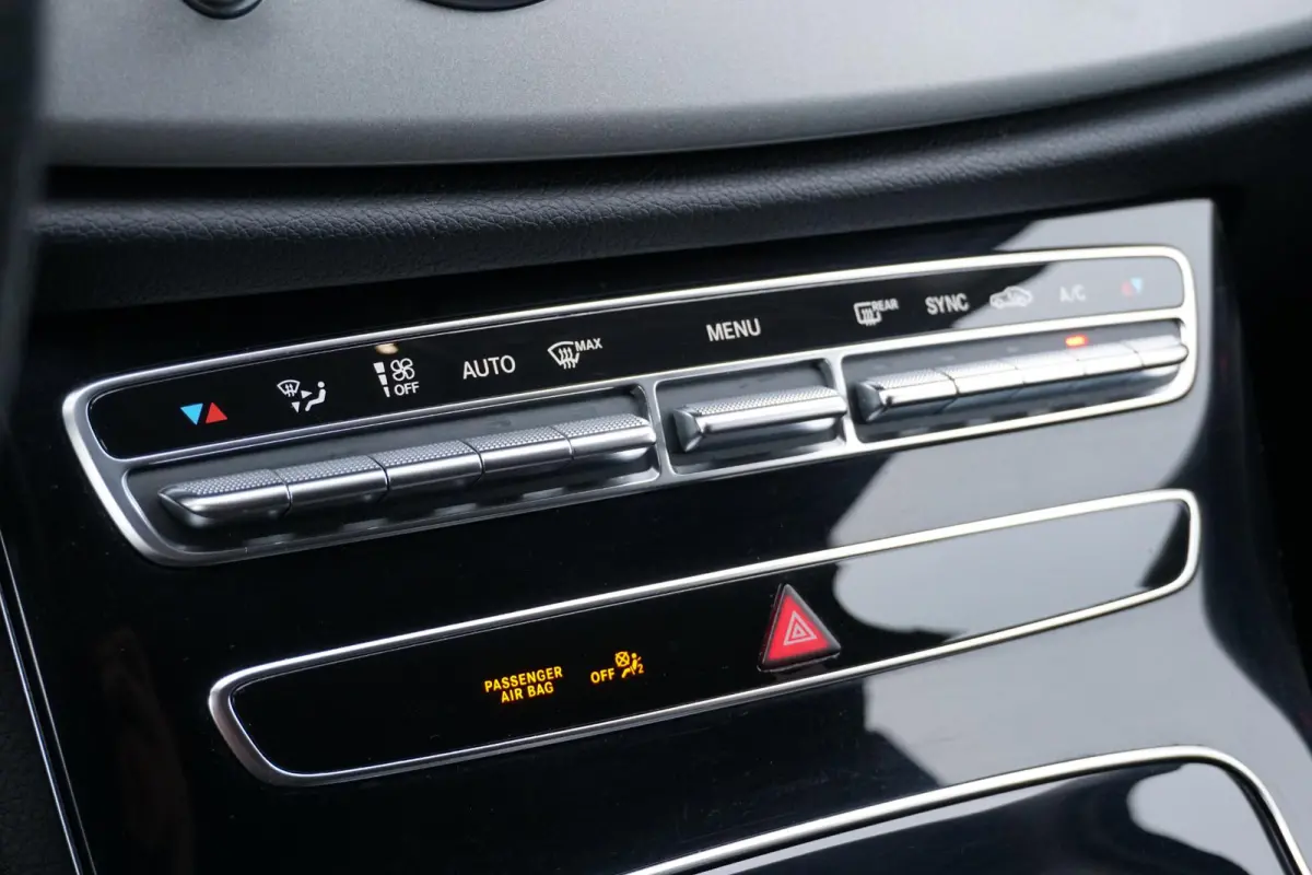 200 Premium *INCL. BTW* + CARPLAY / CAMERA / STOELVERWARMING