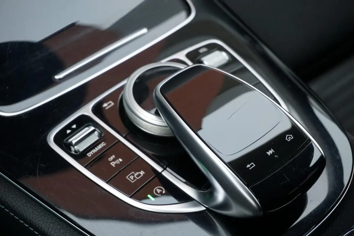 200 Premium *INCL. BTW* + CARPLAY / CAMERA / STOELVERWARMING