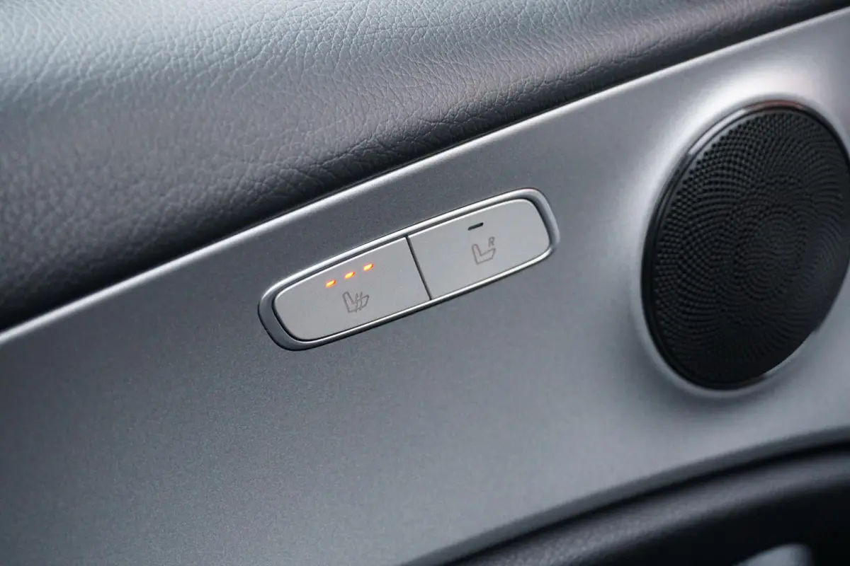 200 Premium *INCL. BTW* + CARPLAY / CAMERA / STOELVERWARMING