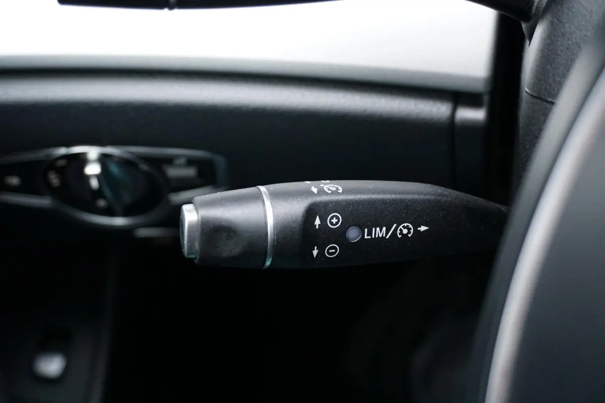 200 Premium *INCL. BTW* + CARPLAY / CAMERA / STOELVERWARMING