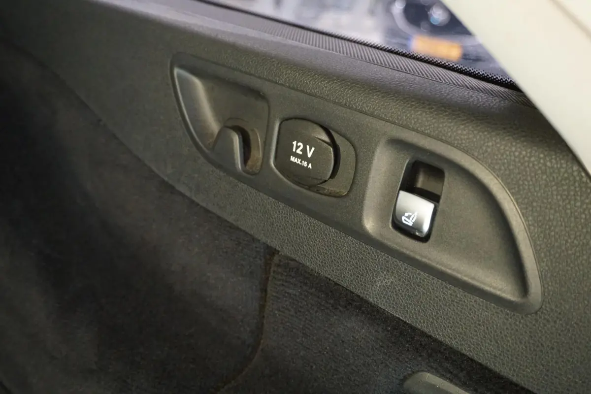 200 Premium *INCL. BTW* + CARPLAY / CAMERA / STOELVERWARMING