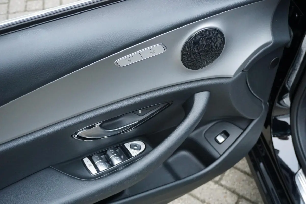 200 Premium *INCL. BTW* + CARPLAY / CAMERA / STOELVERWARMING