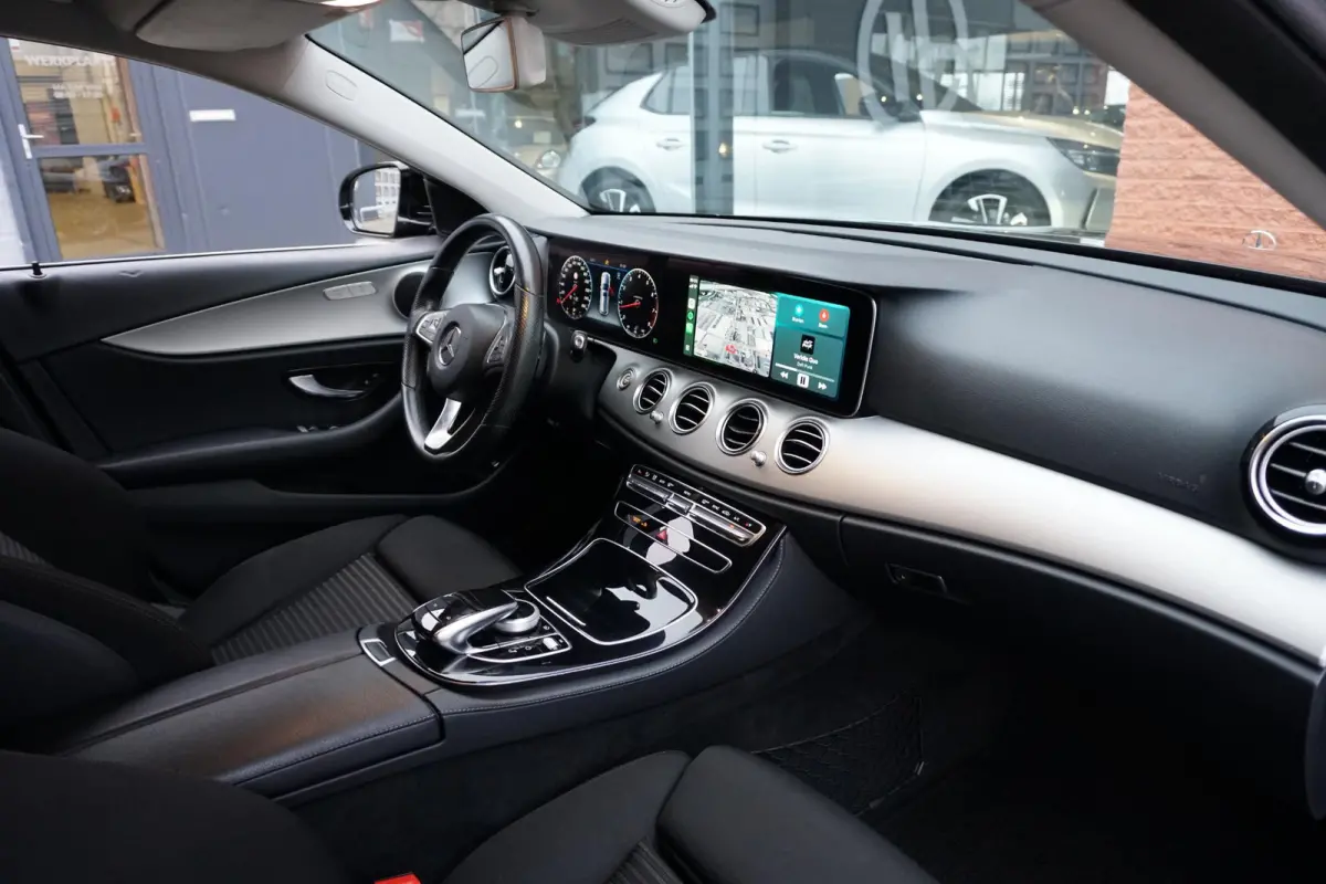 200 Premium *INCL. BTW* + CARPLAY / CAMERA / STOELVERWARMING