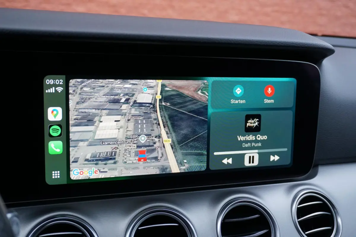 200 Premium *INCL. BTW* + CARPLAY / CAMERA / STOELVERWARMING