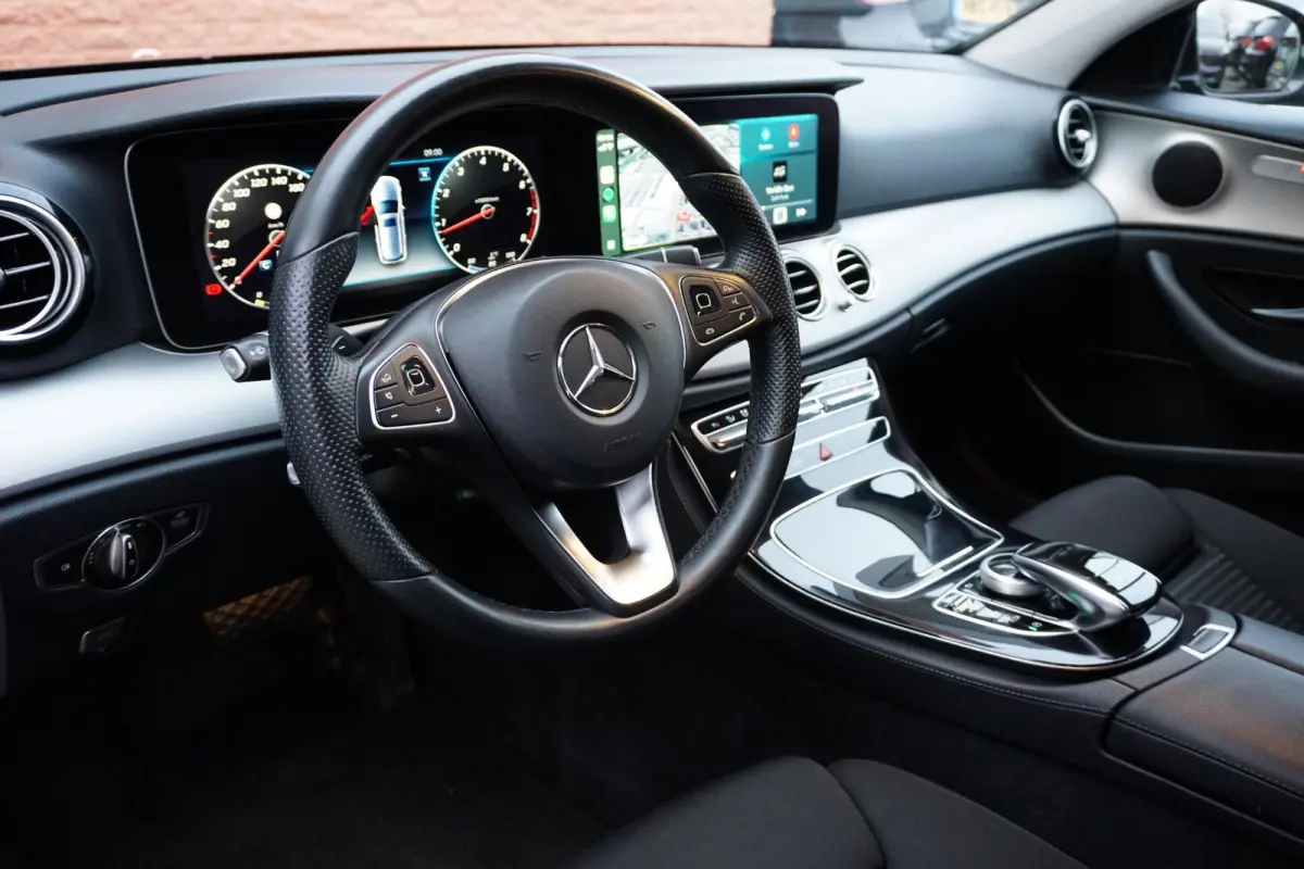 200 Premium *INCL. BTW* + CARPLAY / CAMERA / STOELVERWARMING