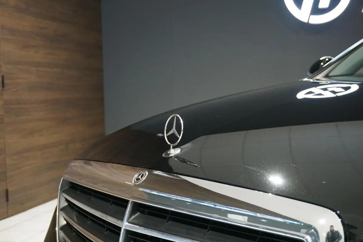 200 Premium *INCL. BTW* + CARPLAY / CAMERA / STOELVERWARMING