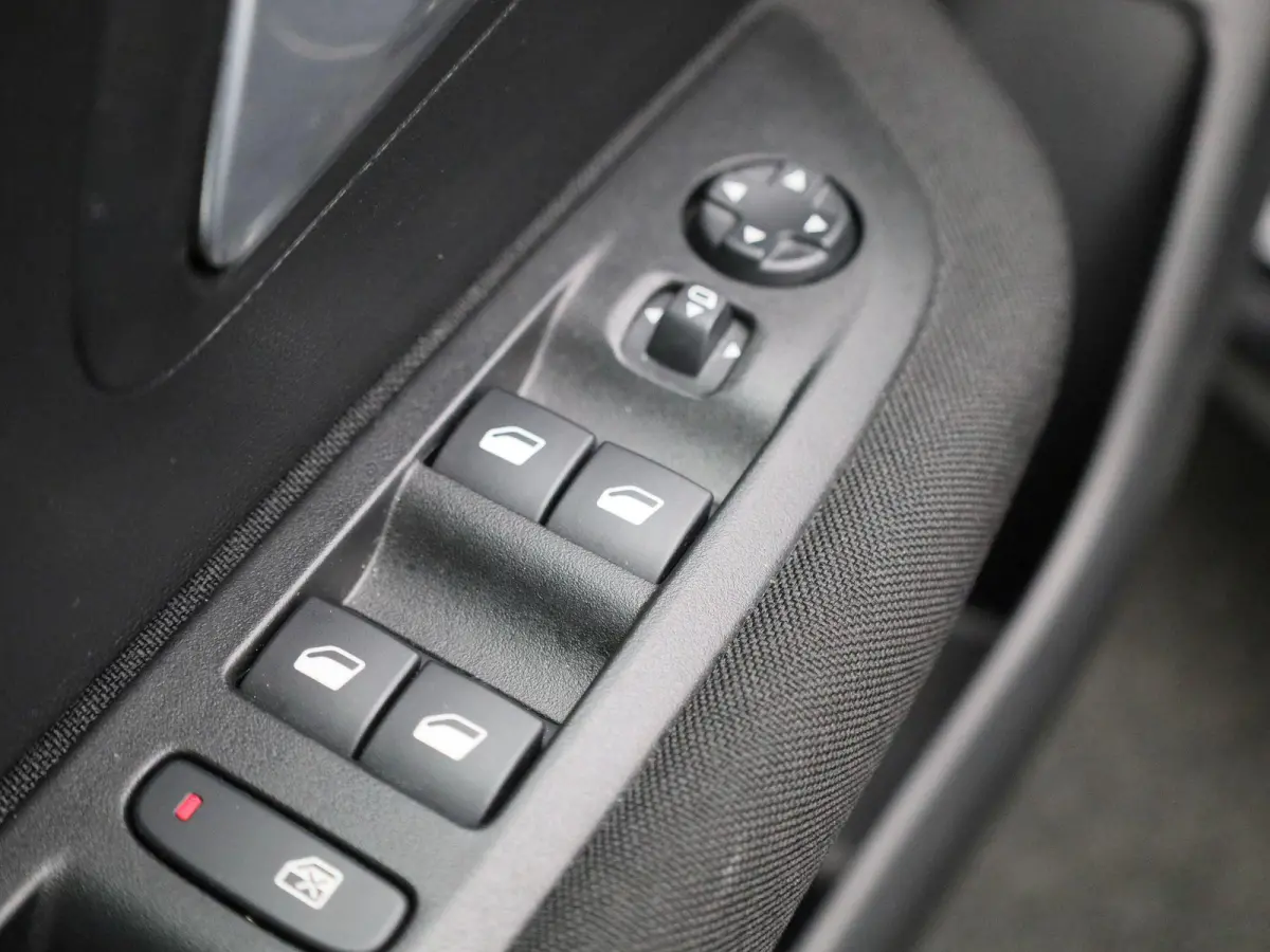 1.2 PureTech Active Pack | Airco | Navigatie | Parkeersensoren | Apple Carplay/Android Auto |