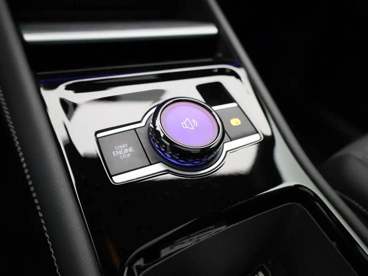 1.5 eHybrid R-Line Edition 272 PK| SoH 100% | Panorama Dak | Trekhaak | Navigatie + (Groot Scherm) | Head-Up Display | Stoelverwarming | Stuurwielverwarming