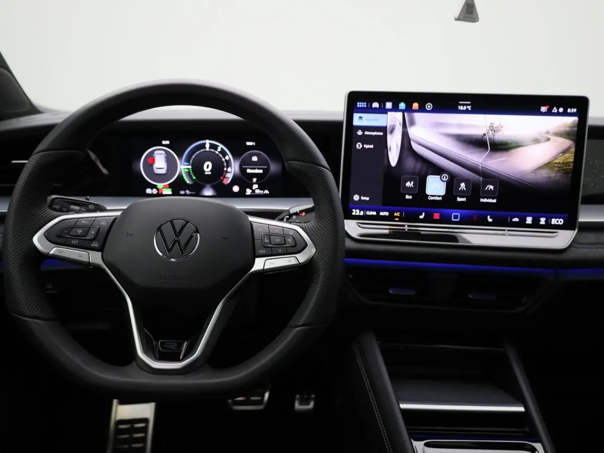 1.5 eHybrid R-Line Edition 272 PK| SoH 100% | Panorama Dak | Trekhaak | Navigatie + (Groot Scherm) | Head-Up Display | Stoelverwarming | Stuurwielverwarming