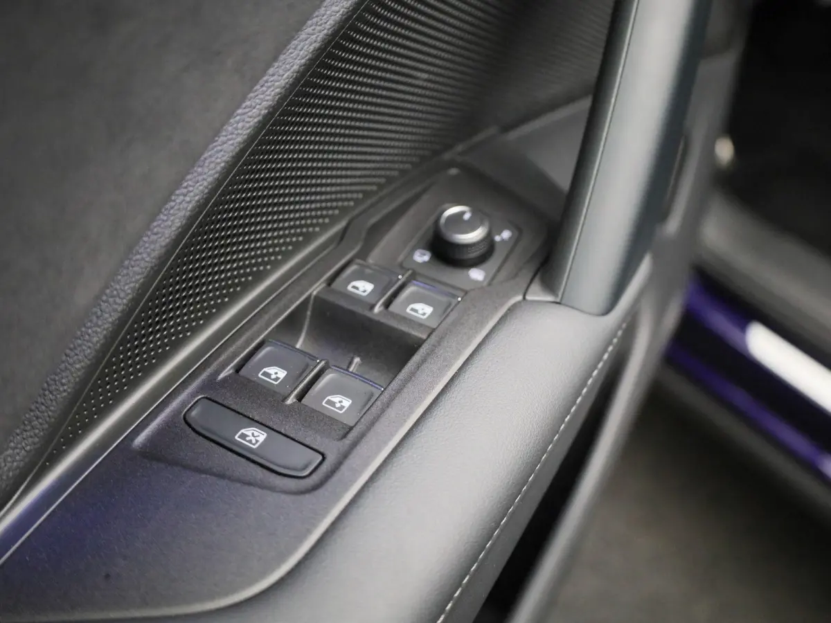 1.5 eHybrid R-Line Edition 272 PK| SoH 100% | Panorama Dak | Trekhaak | Navigatie + (Groot Scherm) | Head-Up Display | Stoelverwarming | Stuurwielverwarming