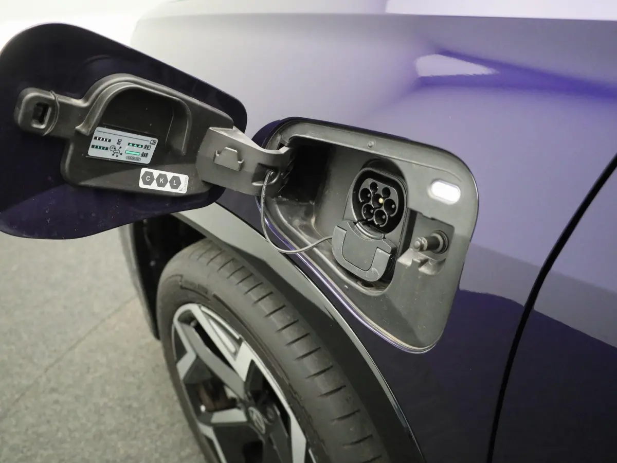 1.5 eHybrid R-Line Edition 272 PK| SoH 100% | Panorama Dak | Trekhaak | Navigatie + (Groot Scherm) | Head-Up Display | Stoelverwarming | Stuurwielverwarming