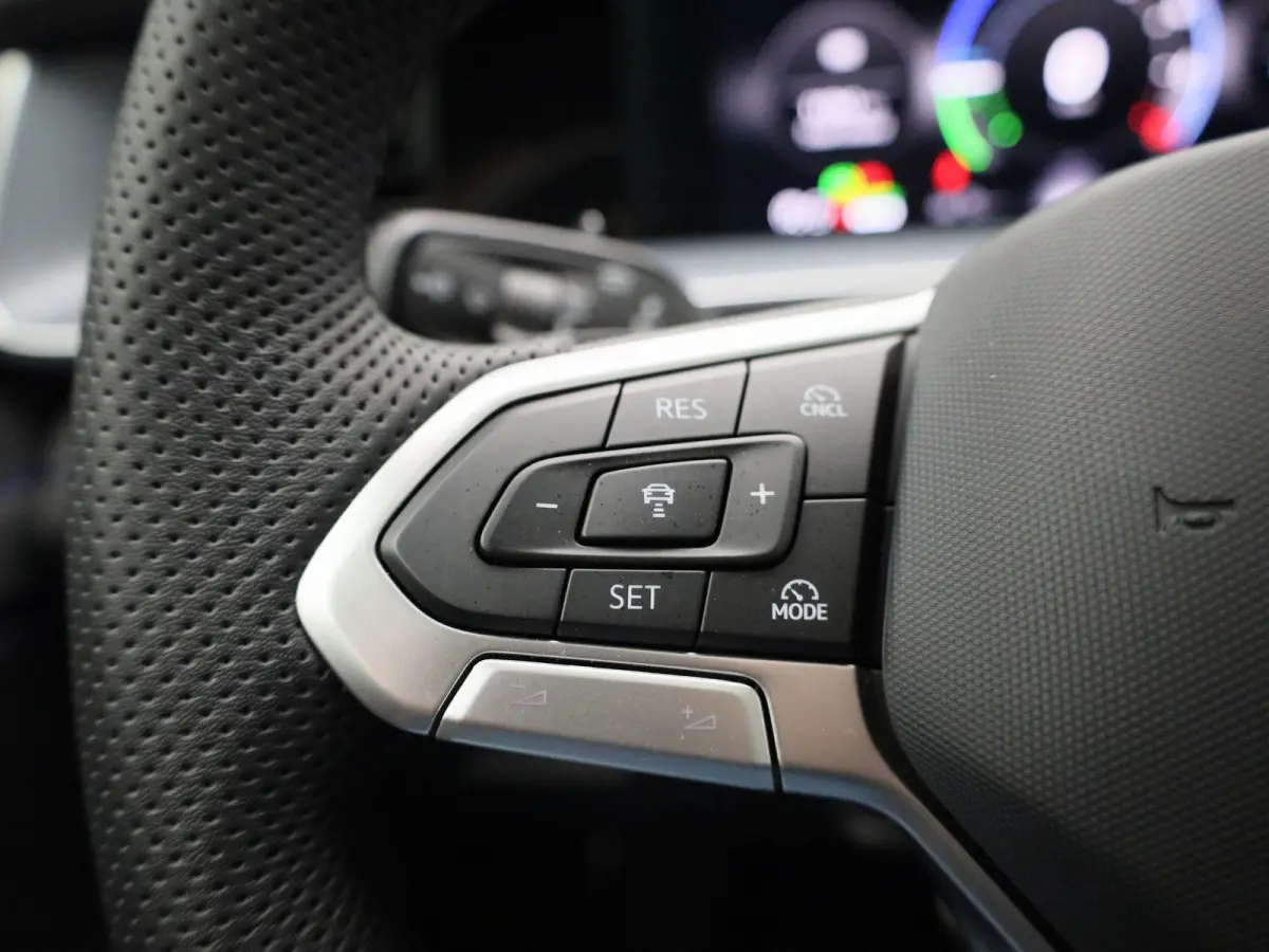 1.5 eHybrid R-Line Edition 272 PK| SoH 100% | Panorama Dak | Trekhaak | Navigatie + (Groot Scherm) | Head-Up Display | Stoelverwarming | Stuurwielverwarming