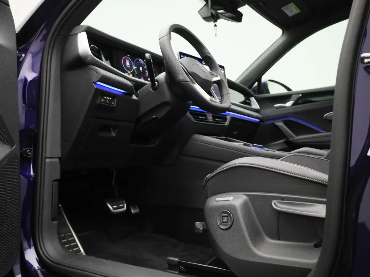 1.5 eHybrid R-Line Edition 272 PK| SoH 100% | Panorama Dak | Trekhaak | Navigatie + (Groot Scherm) | Head-Up Display | Stoelverwarming | Stuurwielverwarming