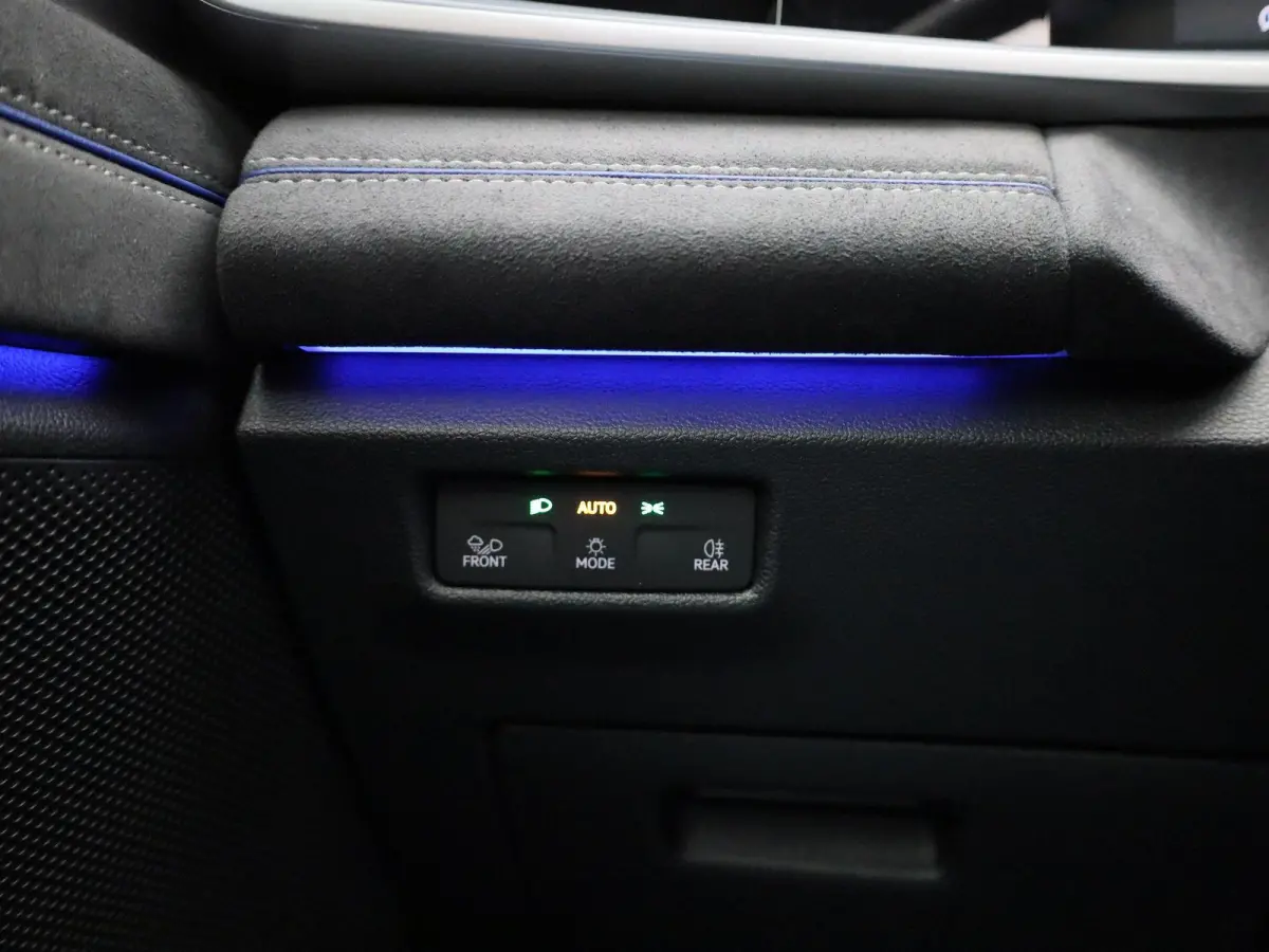 1.5 eHybrid R-Line Edition 272 PK| SoH 100% | Panorama Dak | Trekhaak | Navigatie + (Groot Scherm) | Head-Up Display | Stoelverwarming | Stuurwielverwarming