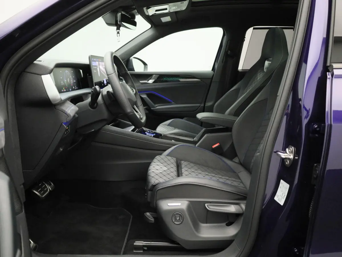 1.5 eHybrid R-Line Edition 272 PK| SoH 100% | Panorama Dak | Trekhaak | Navigatie + (Groot Scherm) | Head-Up Display | Stoelverwarming | Stuurwielverwarming