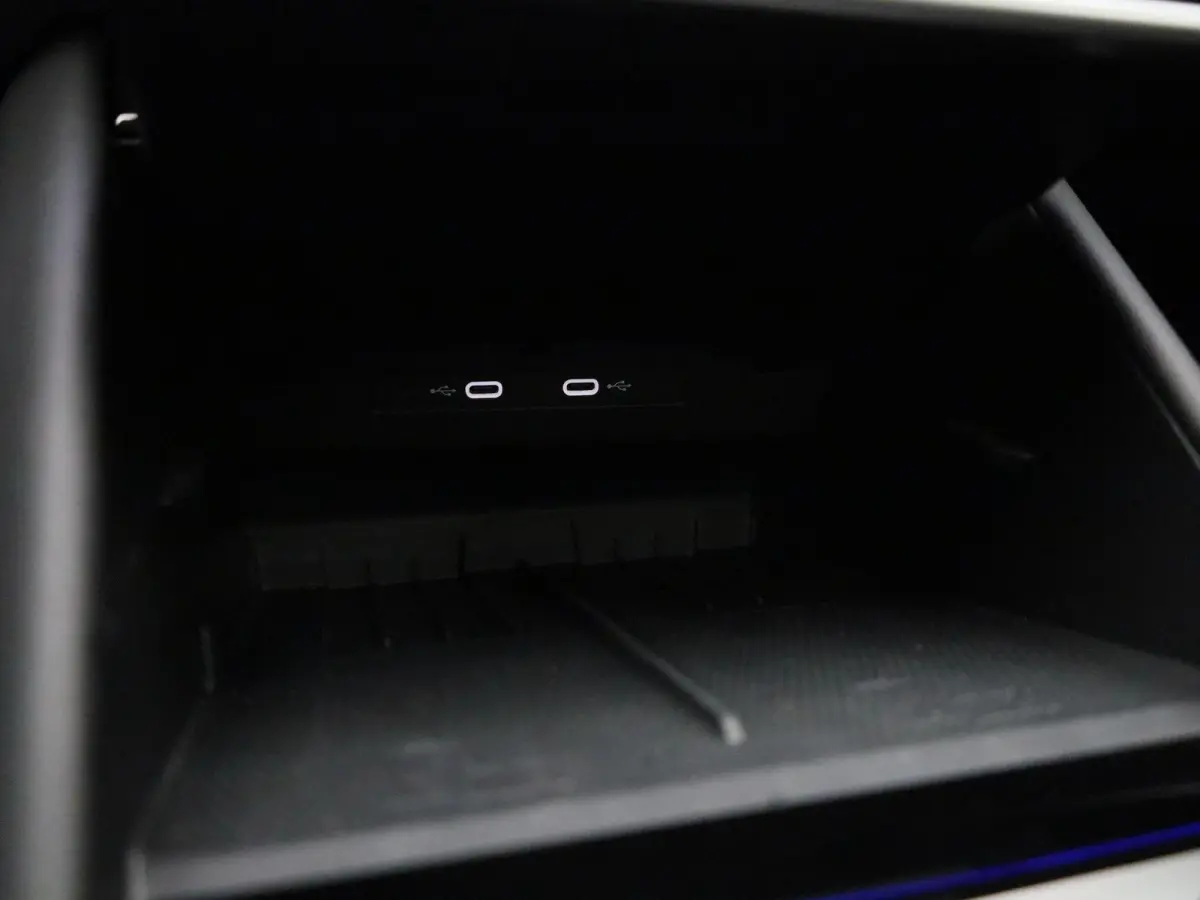 1.5 eHybrid R-Line Edition 272 PK| SoH 100% | Panorama Dak | Trekhaak | Navigatie + (Groot Scherm) | Head-Up Display | Stoelverwarming | Stuurwielverwarming