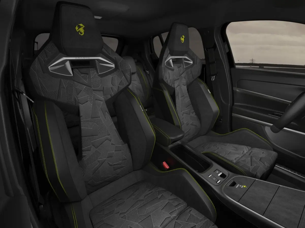 Competizione 54 kWh | Clima | Adapt. Cruise | Alcantara | Camera | Apple Carplay | Elektr. A-Klep | BSM | Keyless| 20" | Sperdifferentieel | Winter Pack