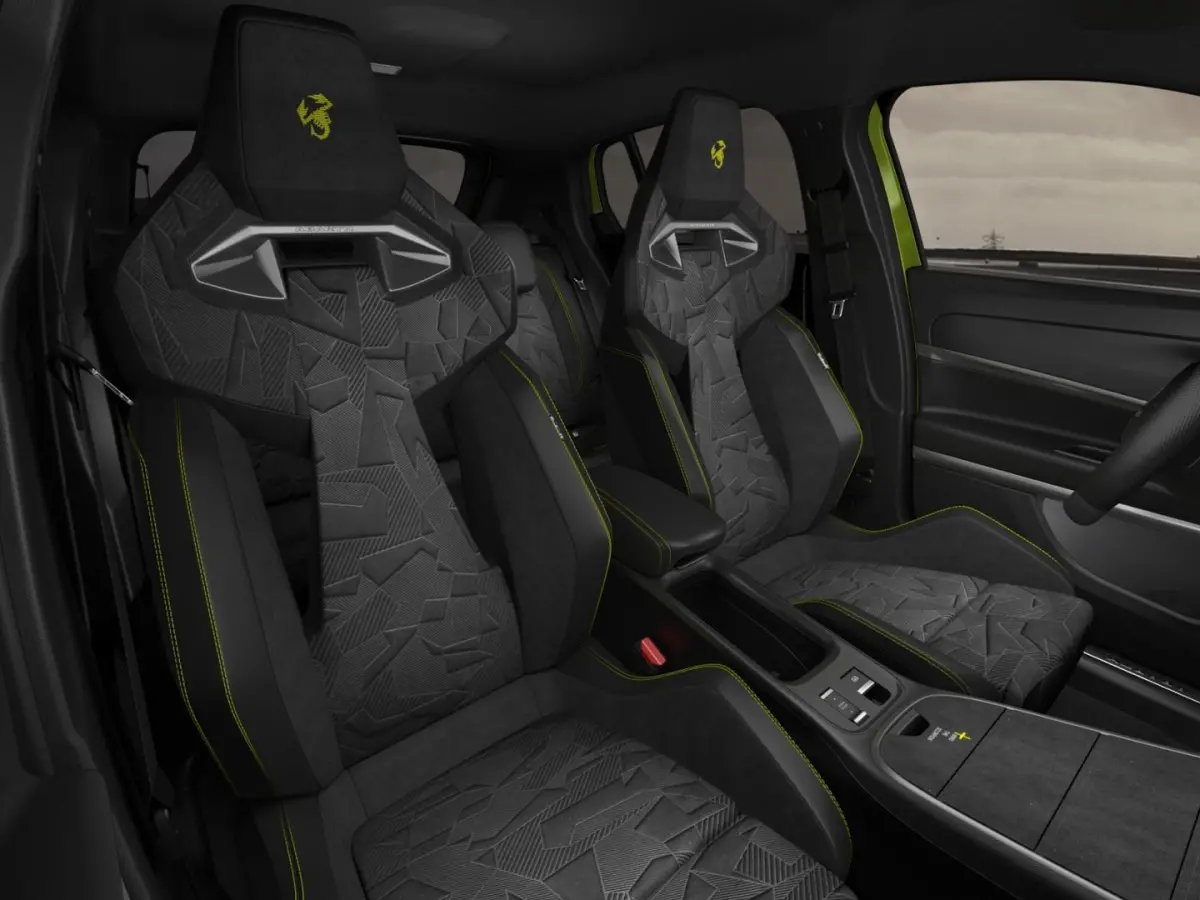 Competizione 54 kWh | Clima | Adapt. Cruise | Alcantara | Camera | Apple Carplay | Elektr. A-Klep | BSM | Keyless| 20" | Sperdifferentieel | Winter Pack