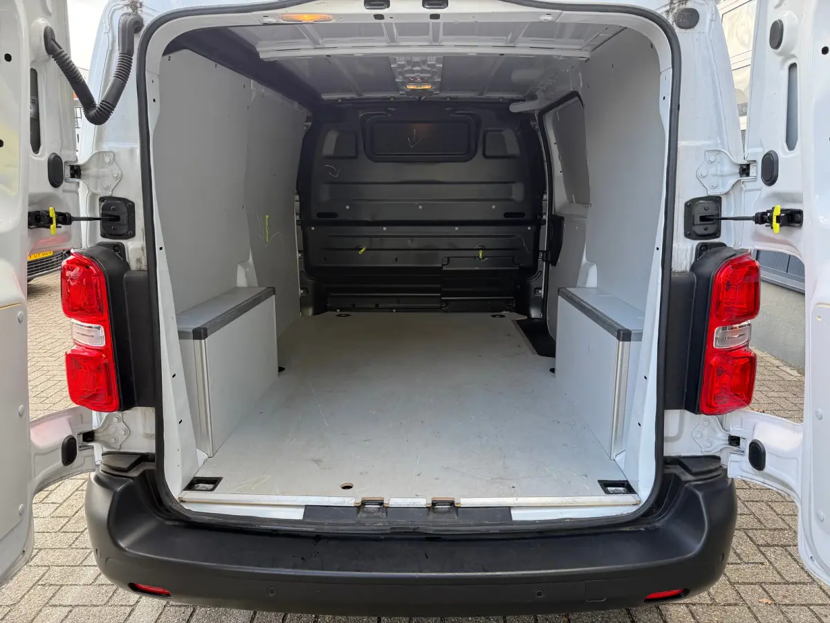 2.0 Diesel 145 L2 | 3 Zitplaatsen | Camera | Voorstoelen & Stuur Verwarmd | Cruise | DAB |