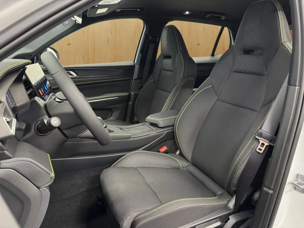 Core | Stoelverwarming | Parkeercamera | Apple Carplay/Android Auto |
