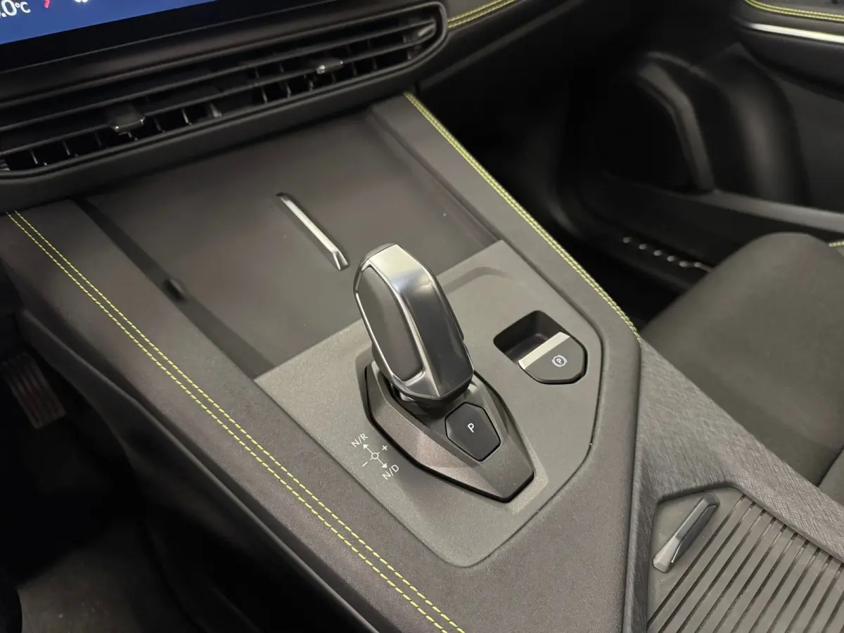 Core | Stoelverwarming | Parkeercamera | Apple Carplay/Android Auto |