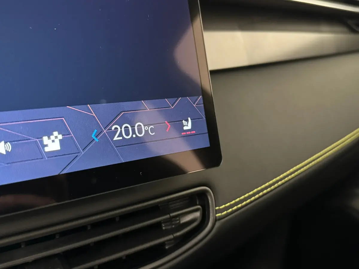 Core | Stoelverwarming | Parkeercamera | Apple Carplay/Android Auto |